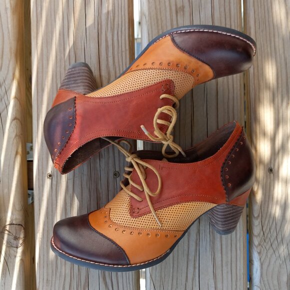 NWOT L'Artiste Vintage Inspired Leather Spectator Wingtip Short Heel Booties - Picture 3 of 10